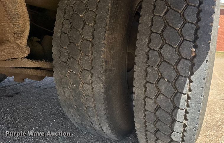 image for item DY0385 2004 Freightliner FS65 school bus