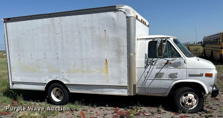 image for item DY0386 1987 GMC Vandura 3500 box truck