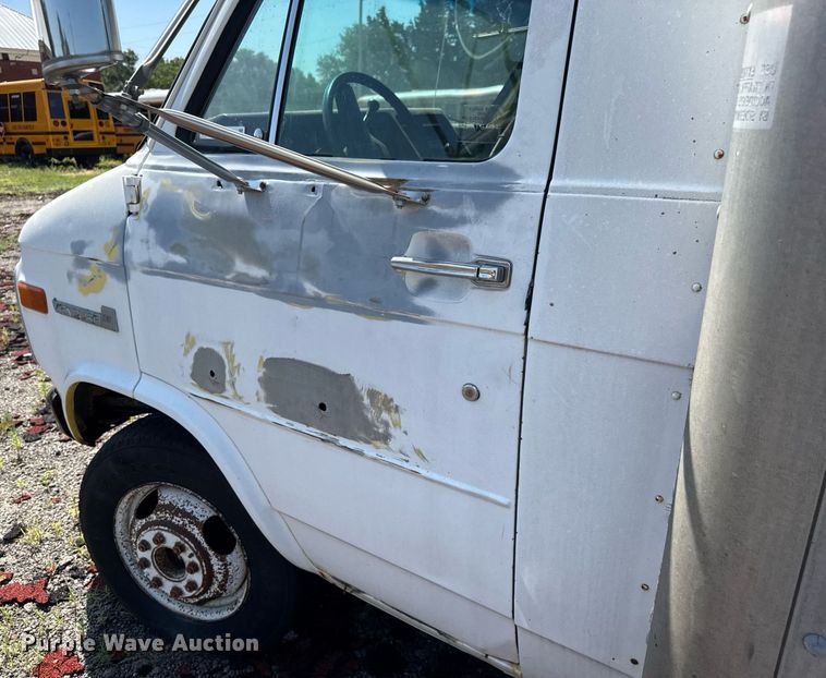 image for item DY0386 1987 GMC Vandura 3500 box truck