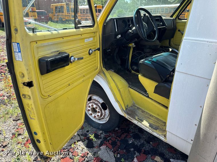 image for item DY0386 1987 GMC Vandura 3500 box truck