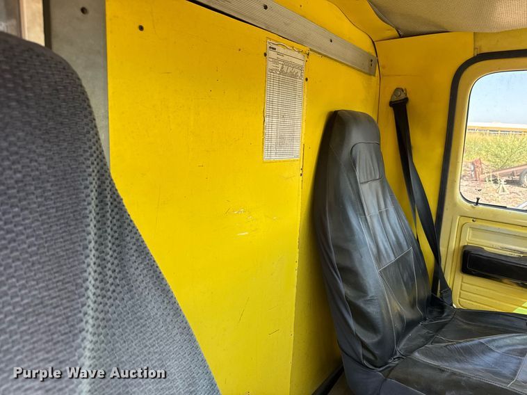 image for item DY0386 1987 GMC Vandura 3500 box truck