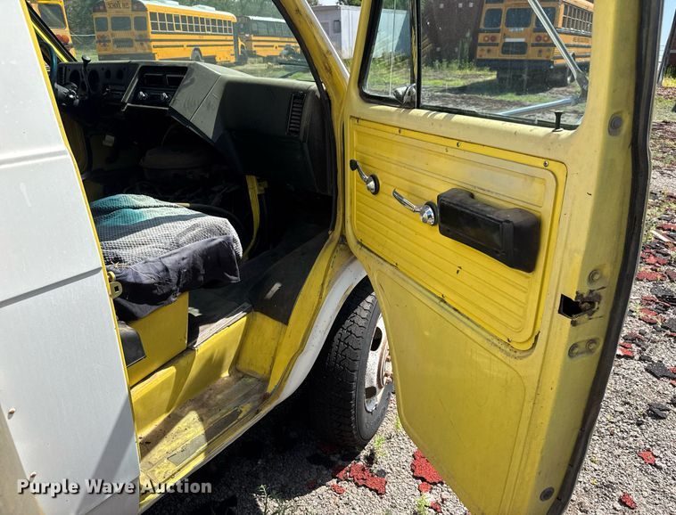 image for item DY0386 1987 GMC Vandura 3500 box truck