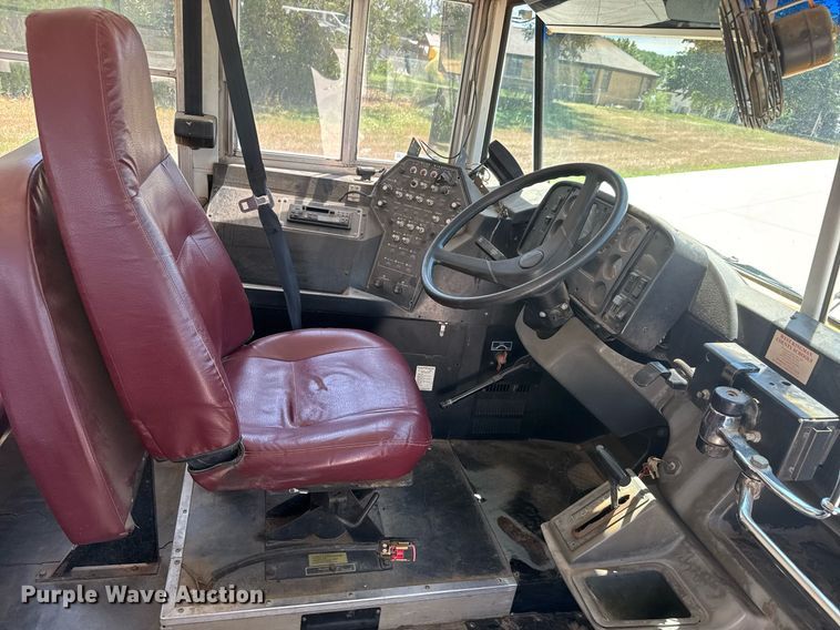 image for item DY0387 2001 Freightliner FS65 school bus