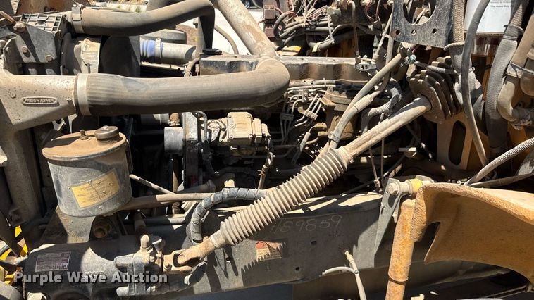 image for item DY0387 2001 Freightliner FS65 school bus