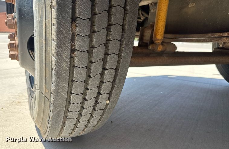 image for item DY0387 2001 Freightliner FS65 school bus