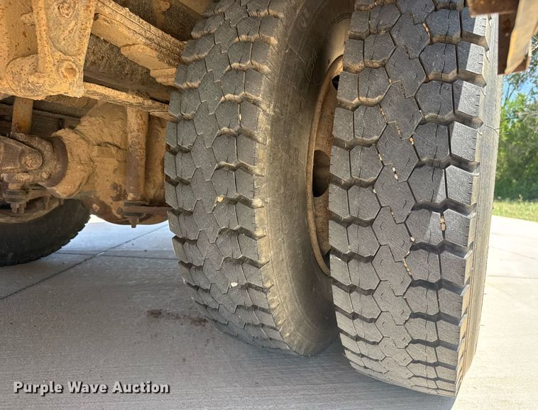 image for item DY0387 2001 Freightliner FS65 school bus