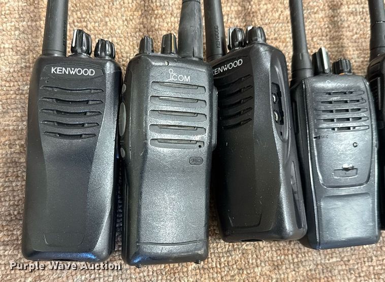 image for item DY0389 (12) radios