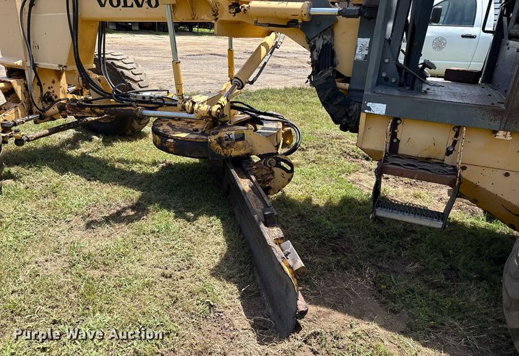 image for item DY0758 2001 Volvo C80A27 motor grader