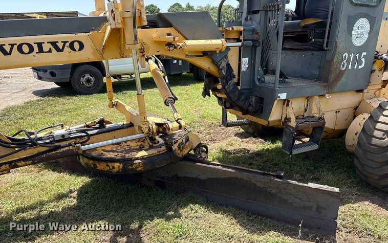 image for item DY0758 2001 Volvo C80A27 motor grader