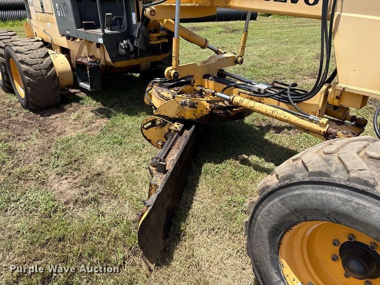 image for item DY0758 2001 Volvo C80A27 motor grader