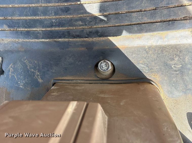 image for item DY0765 2001 John Deere 7510 MFWD tractor