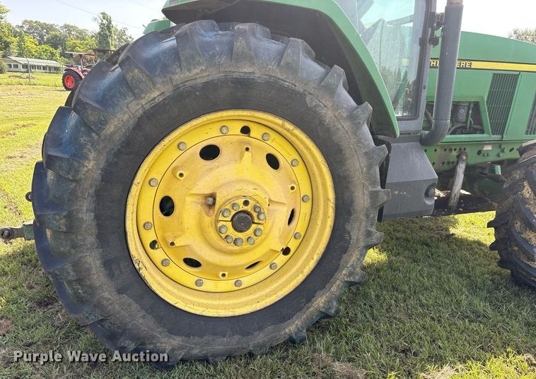 image for item DY0765 2001 John Deere 7510 MFWD tractor