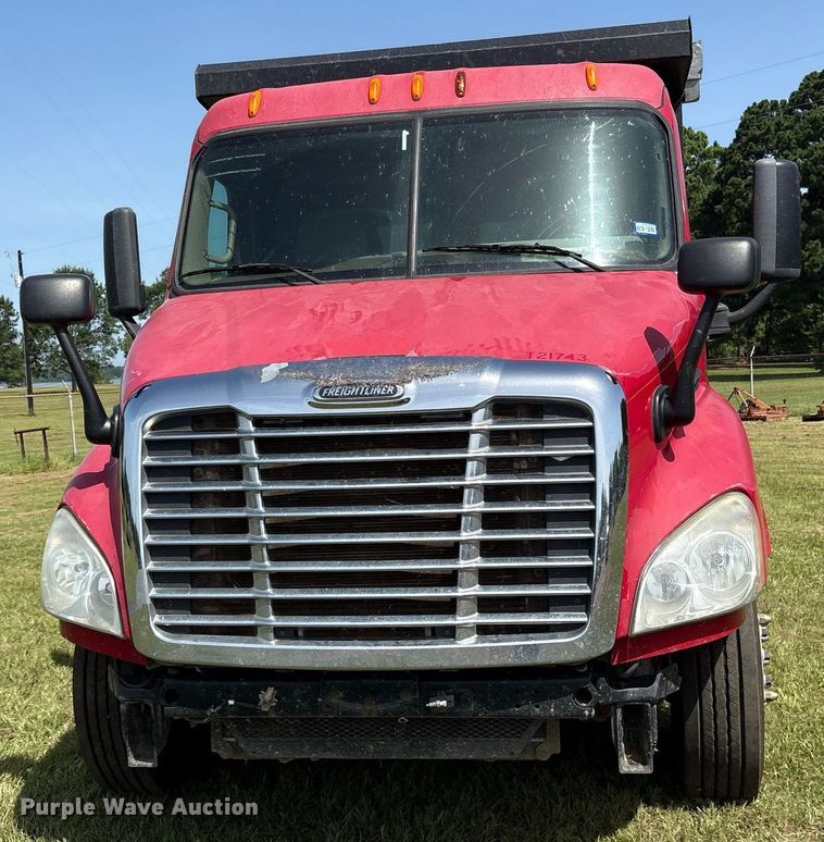 image for item DY0766 2013 Freightliner Cascadia dump truck