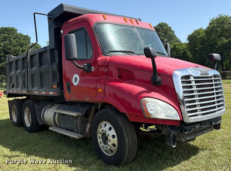 image for item DY0766 2013 Freightliner Cascadia dump truck