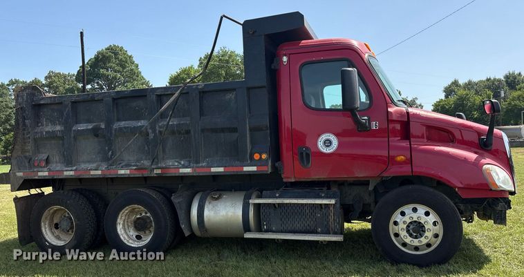 image for item DY0766 2013 Freightliner Cascadia dump truck