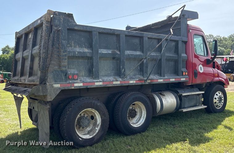 image for item DY0766 2013 Freightliner Cascadia dump truck