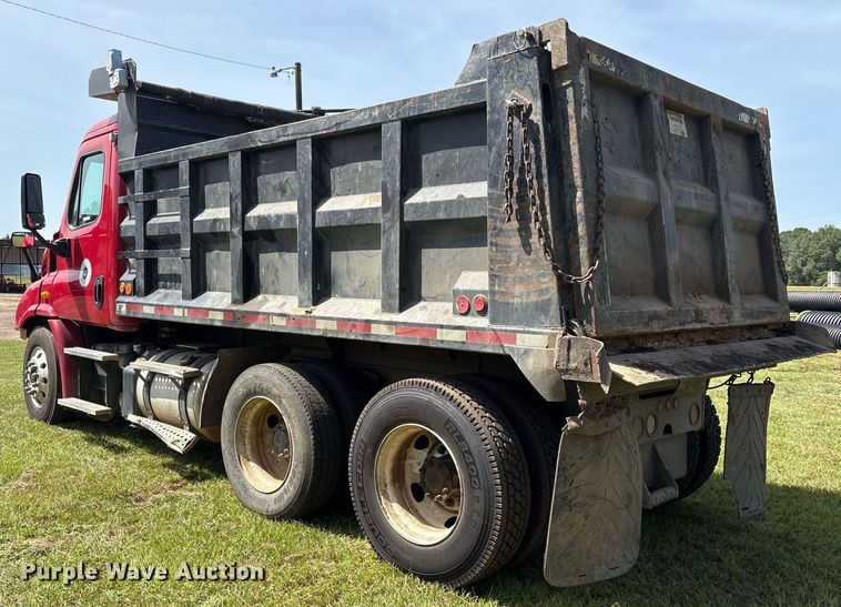 image for item DY0766 2013 Freightliner Cascadia dump truck