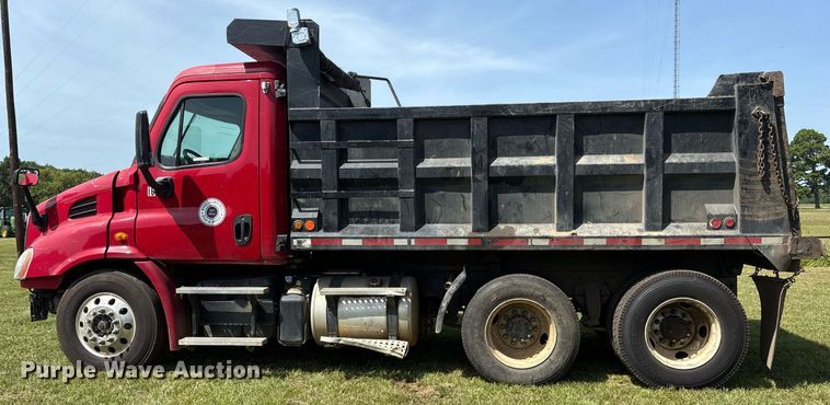 image for item DY0766 2013 Freightliner Cascadia dump truck