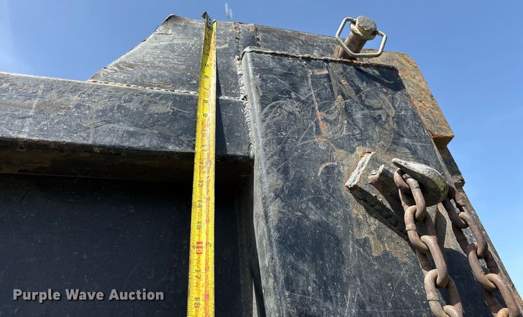 image for item DY0766 2013 Freightliner Cascadia dump truck