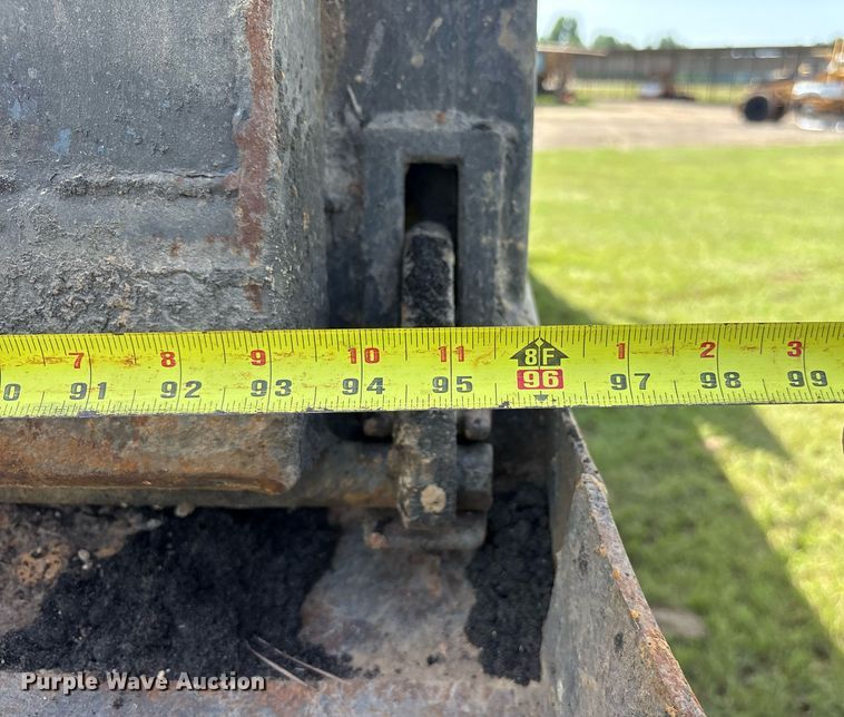 image for item DY0766 2013 Freightliner Cascadia dump truck