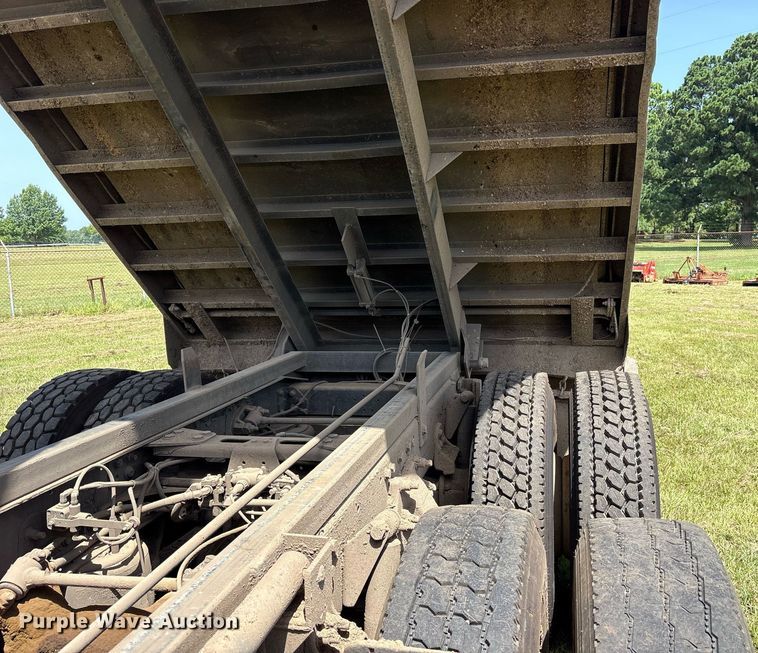 image for item DY0766 2013 Freightliner Cascadia dump truck