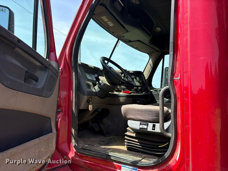 image for item DY0766 2013 Freightliner Cascadia dump truck