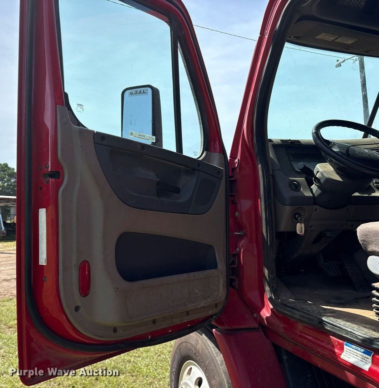 image for item DY0766 2013 Freightliner Cascadia dump truck