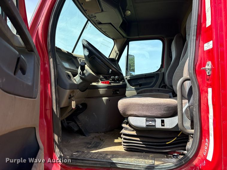 image for item DY0766 2013 Freightliner Cascadia dump truck