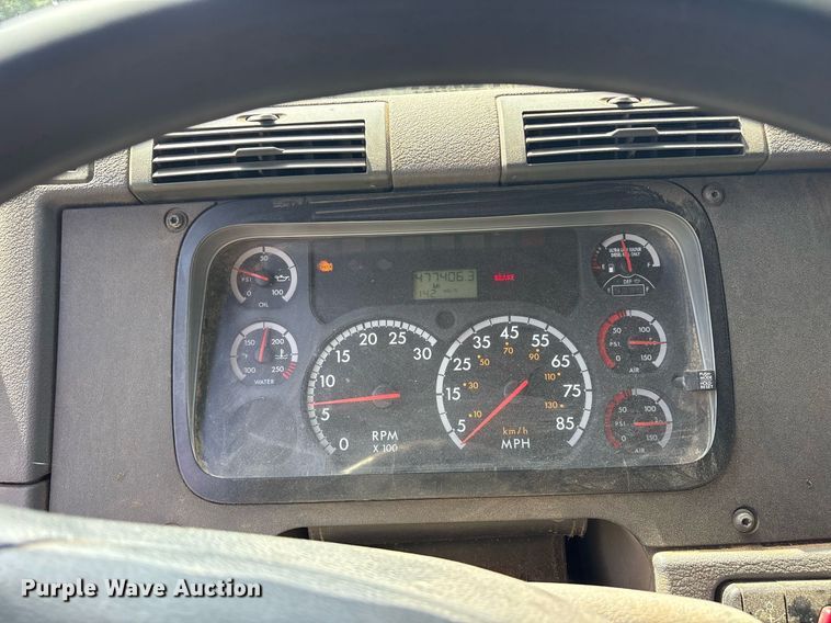 image for item DY0766 2013 Freightliner Cascadia dump truck