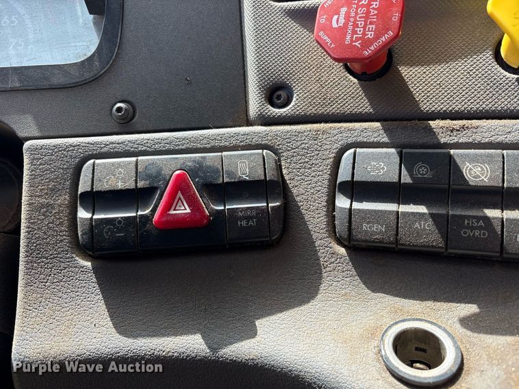 image for item DY0766 2013 Freightliner Cascadia dump truck