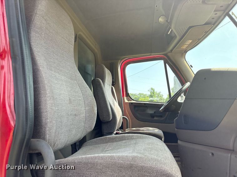 image for item DY0766 2013 Freightliner Cascadia dump truck