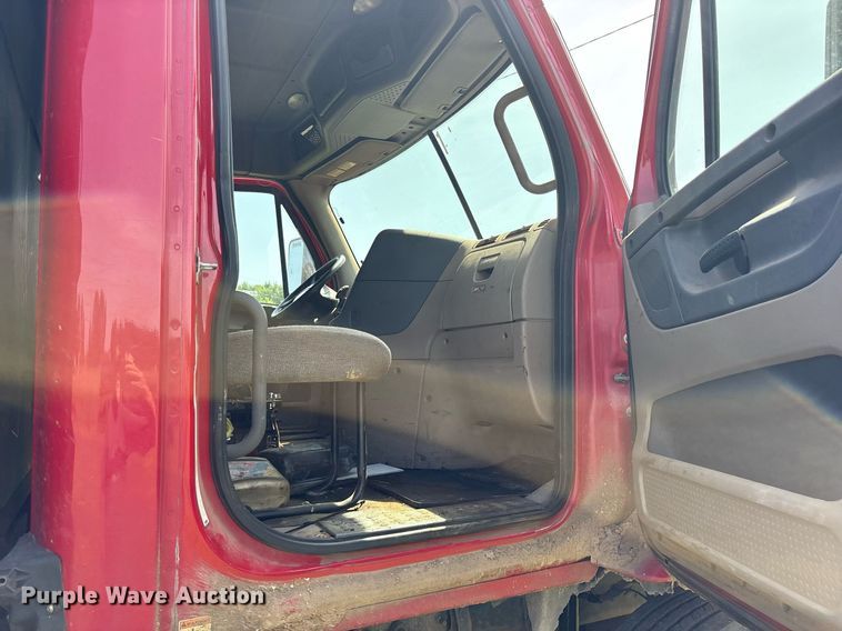 image for item DY0766 2013 Freightliner Cascadia dump truck