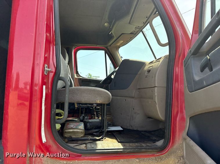 image for item DY0766 2013 Freightliner Cascadia dump truck