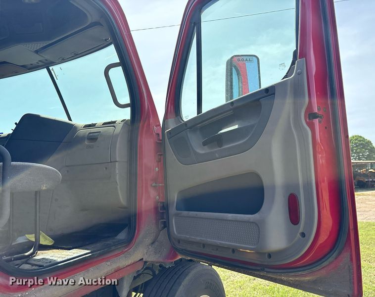 image for item DY0766 2013 Freightliner Cascadia dump truck