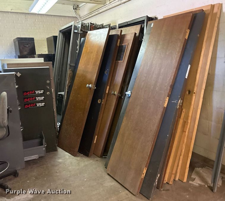 image for item DY0808 Misc Misc Approximately 13 doors