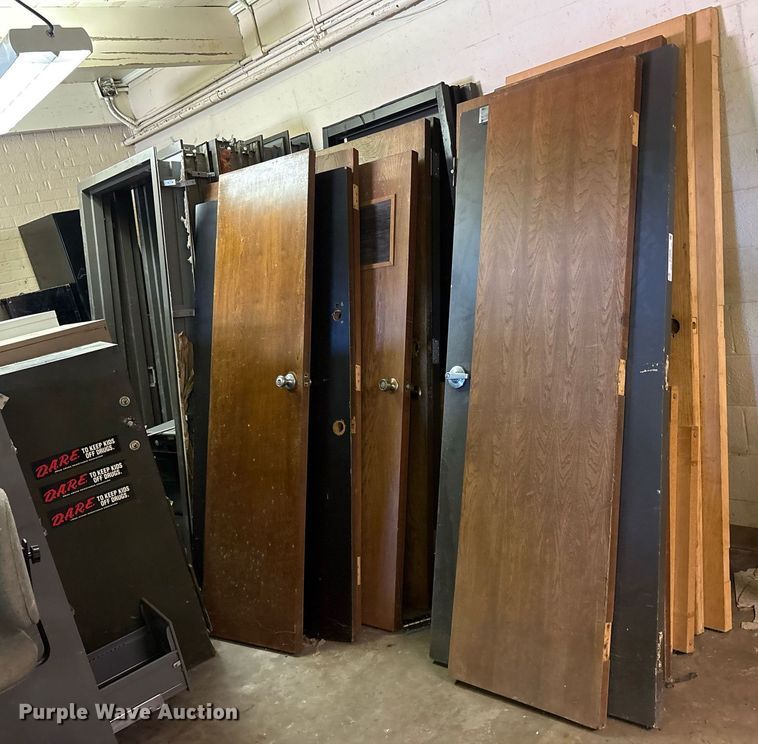 image for item DY0808 Misc Misc Approximately 13 doors