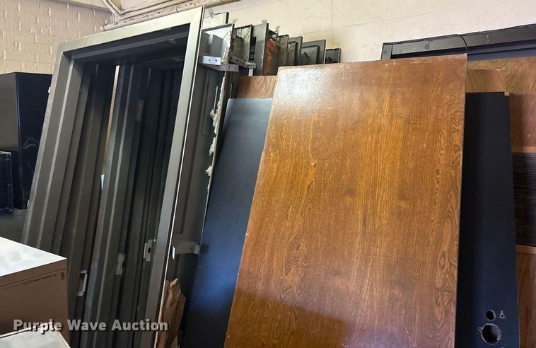 image for item DY0808 Misc Misc Approximately 13 doors