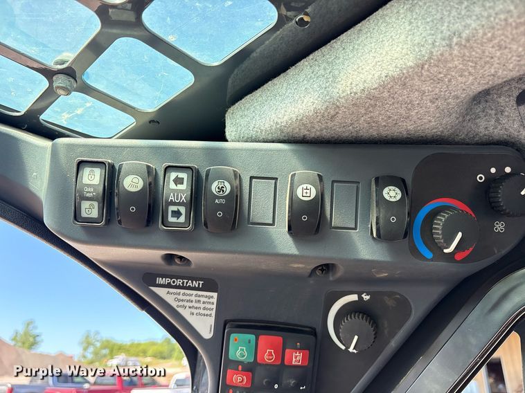 image for item DY0813 2020 John Deere 333G tracked skid steer loader