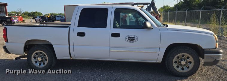 image for item DY0818 2005 Chevrolet Silverado 1500 Crew Cab pickup truck