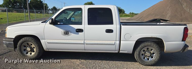 image for item DY0818 2005 Chevrolet Silverado 1500 Crew Cab pickup truck