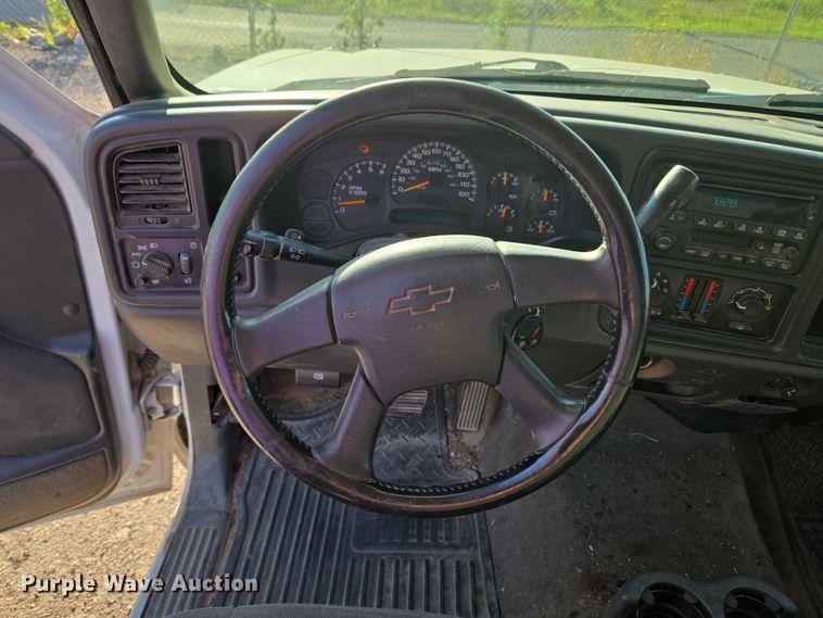 image for item DY0818 2005 Chevrolet Silverado 1500 Crew Cab pickup truck