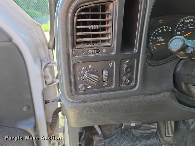 image for item DY0818 2005 Chevrolet Silverado 1500 Crew Cab pickup truck