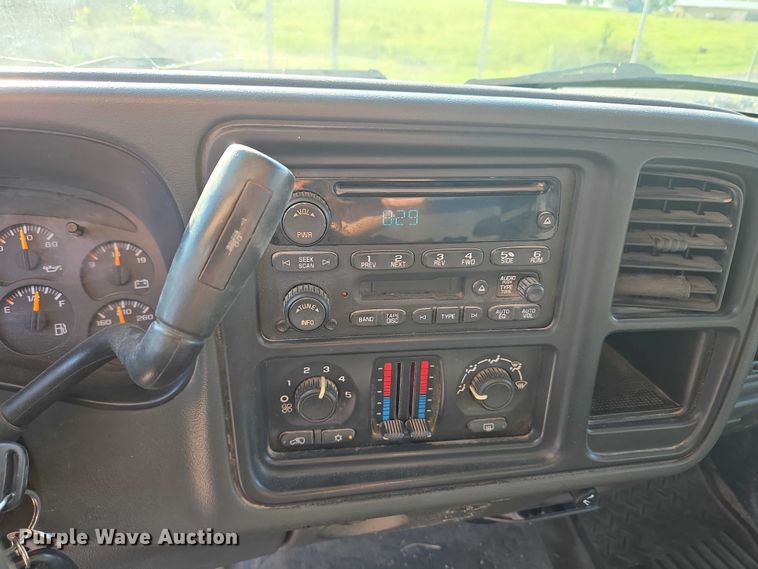 image for item DY0818 2005 Chevrolet Silverado 1500 Crew Cab pickup truck