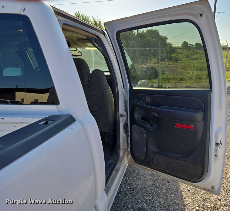 image for item DY0818 2005 Chevrolet Silverado 1500 Crew Cab pickup truck