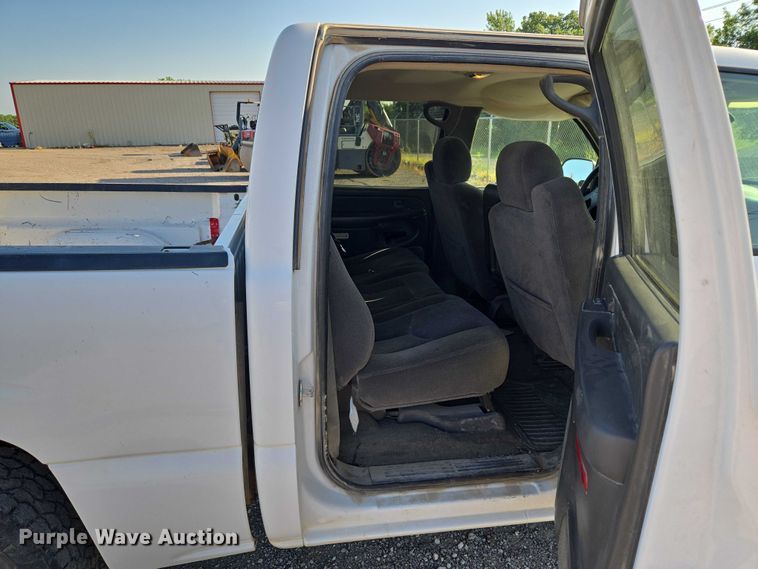 image for item DY0818 2005 Chevrolet Silverado 1500 Crew Cab pickup truck