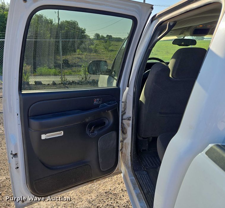 image for item DY0818 2005 Chevrolet Silverado 1500 Crew Cab pickup truck