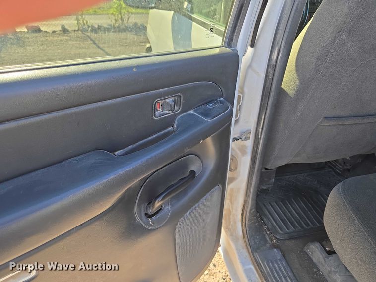 image for item DY0818 2005 Chevrolet Silverado 1500 Crew Cab pickup truck