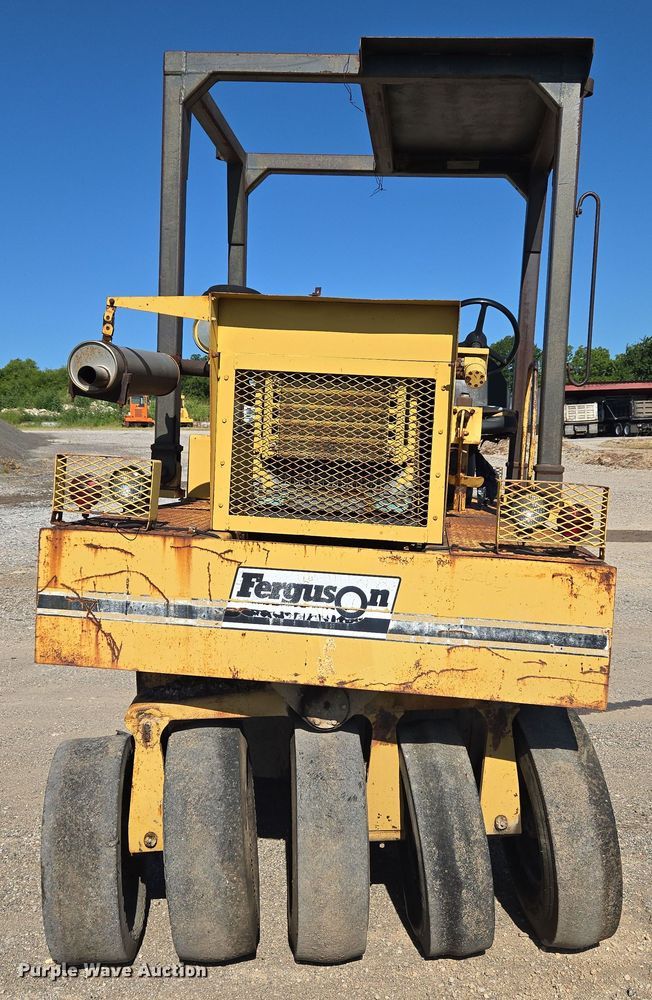 image for item DY0821 Ferguson SP912 pneumatic roller