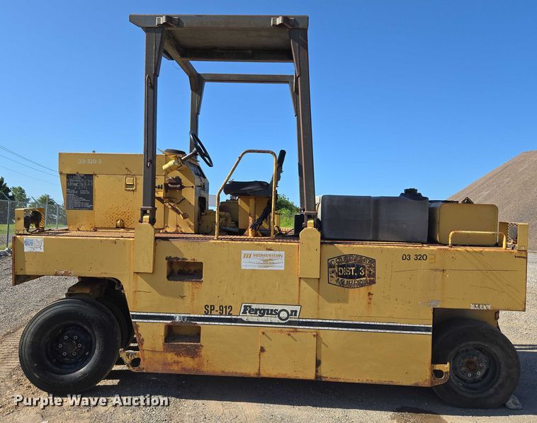 image for item DY0821 Ferguson SP912 pneumatic roller