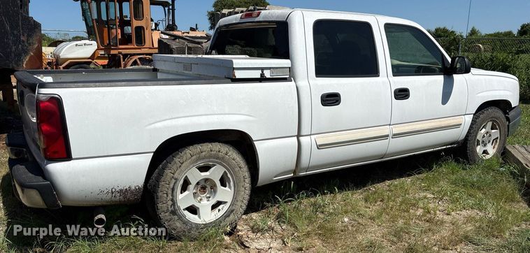 image for item DY0833 2005 Chevrolet Silverado 1500 Crew Cab pickup truck